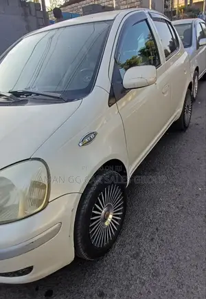 Photo - Toyota Vitz 2004 Ivory