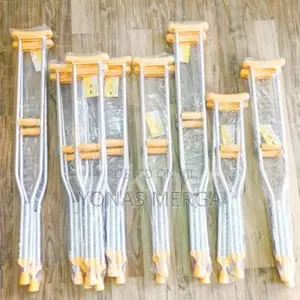 Photo - Crutches牆bilateral Kranch Injuries Caused by Broken Crutches