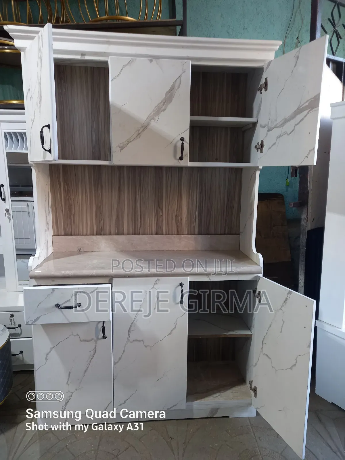 በላምኔት የተሰራ ኪችን ካብኔት