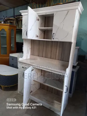 በላምኔት የተሰራ ኪችን ካብኔት