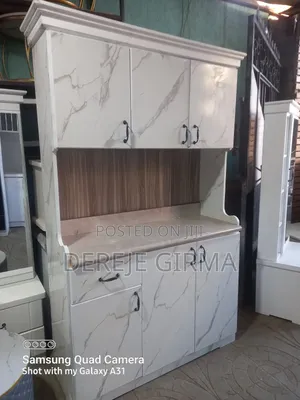 በላምኔት የተሰራ ኪችን ካብኔት