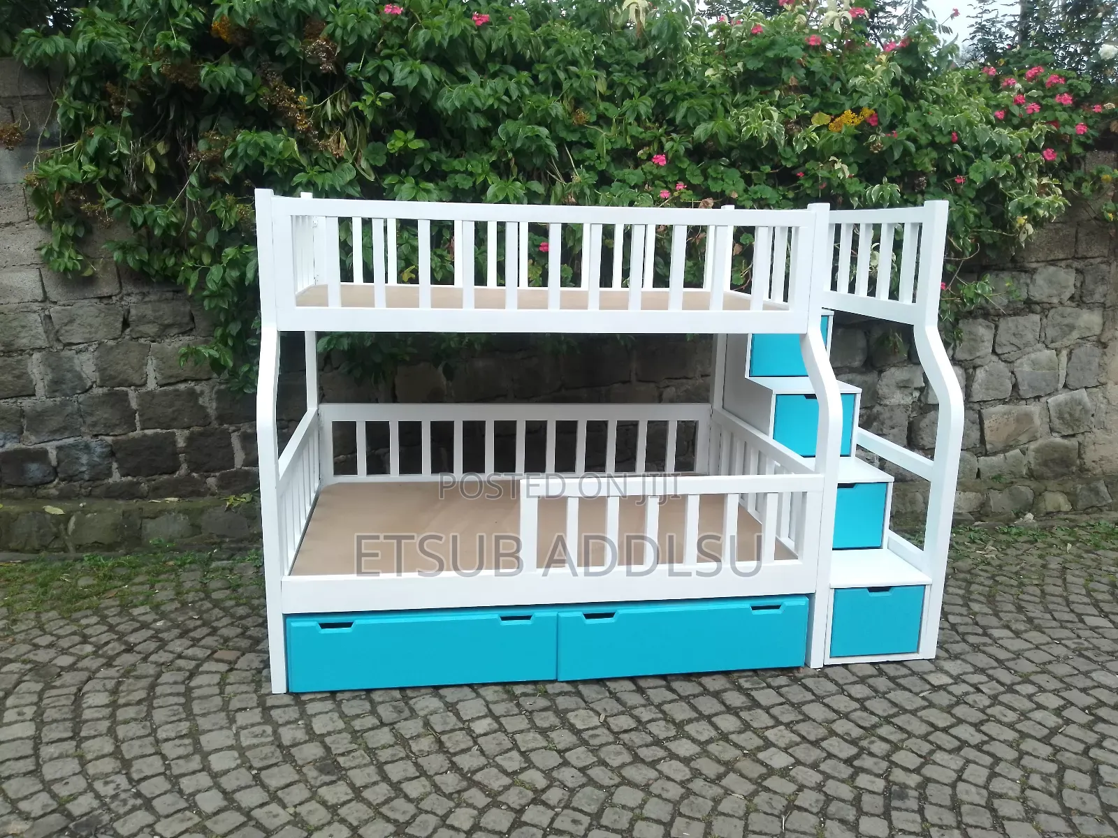 ተደራራቢ አልጋዎች በዋንዛ የሰራ