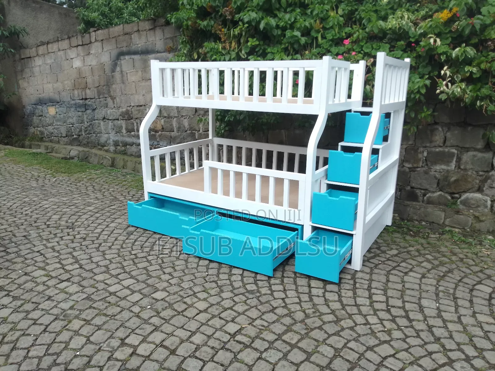 ተደራራቢ አልጋዎች በዋንዛ የሰራ