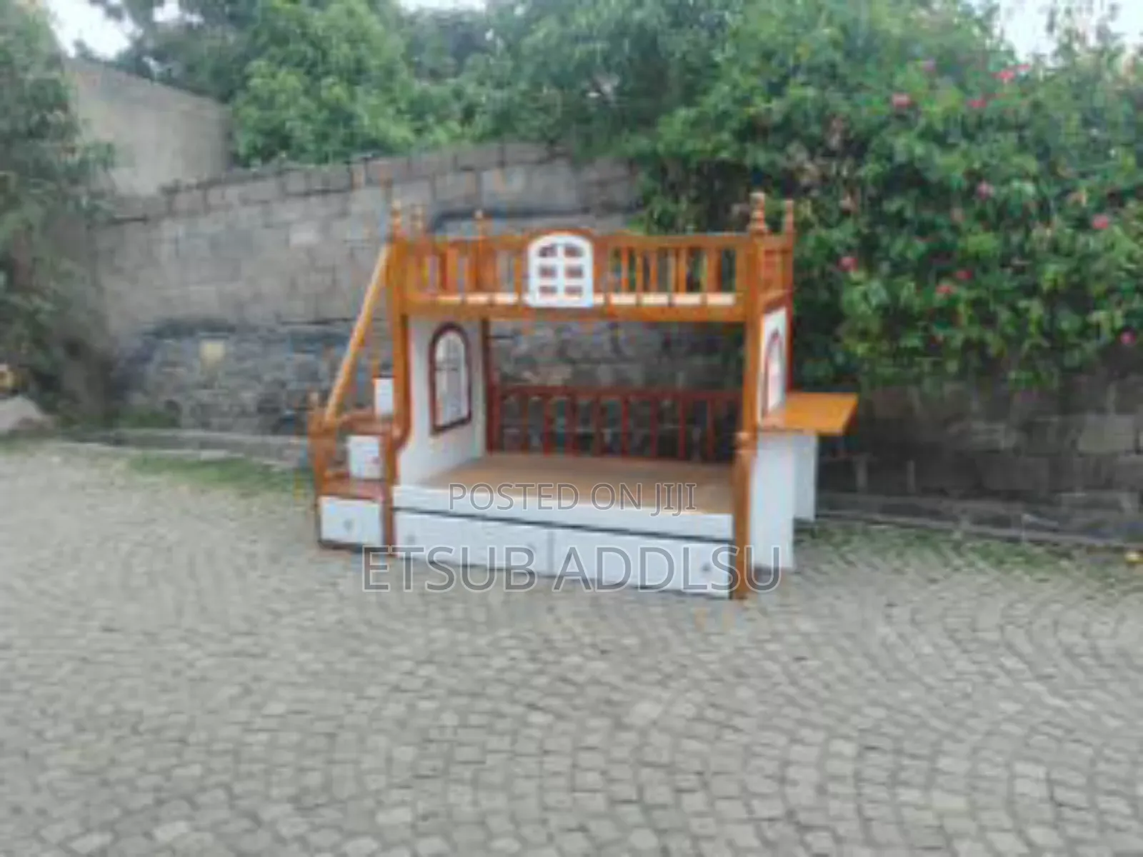 የ ልጆች ተደራራቢ አልጋ በ ዋንዛ የተሰራ