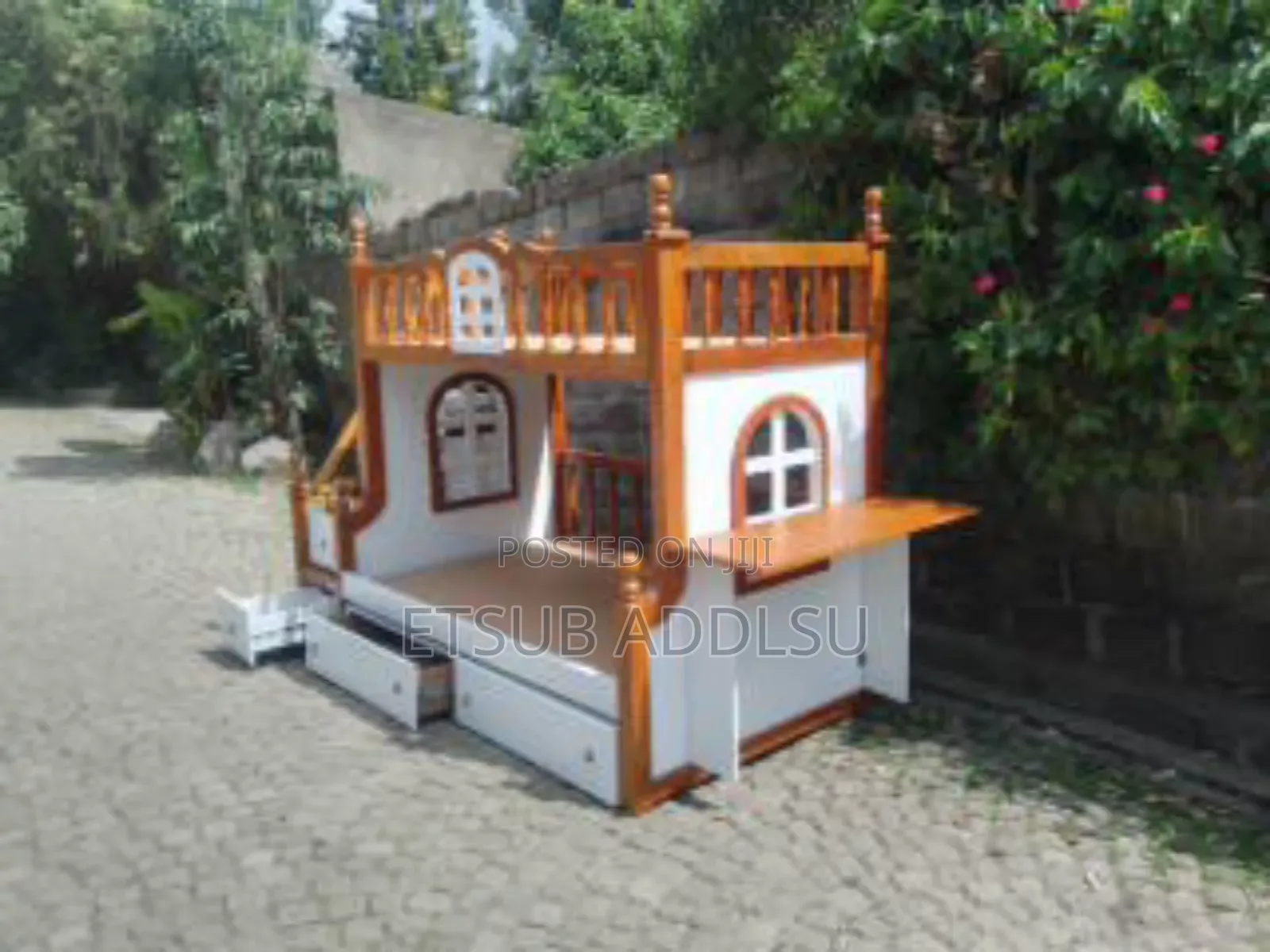 የ ልጆች ተደራራቢ አልጋ በ ዋንዛ የተሰራ