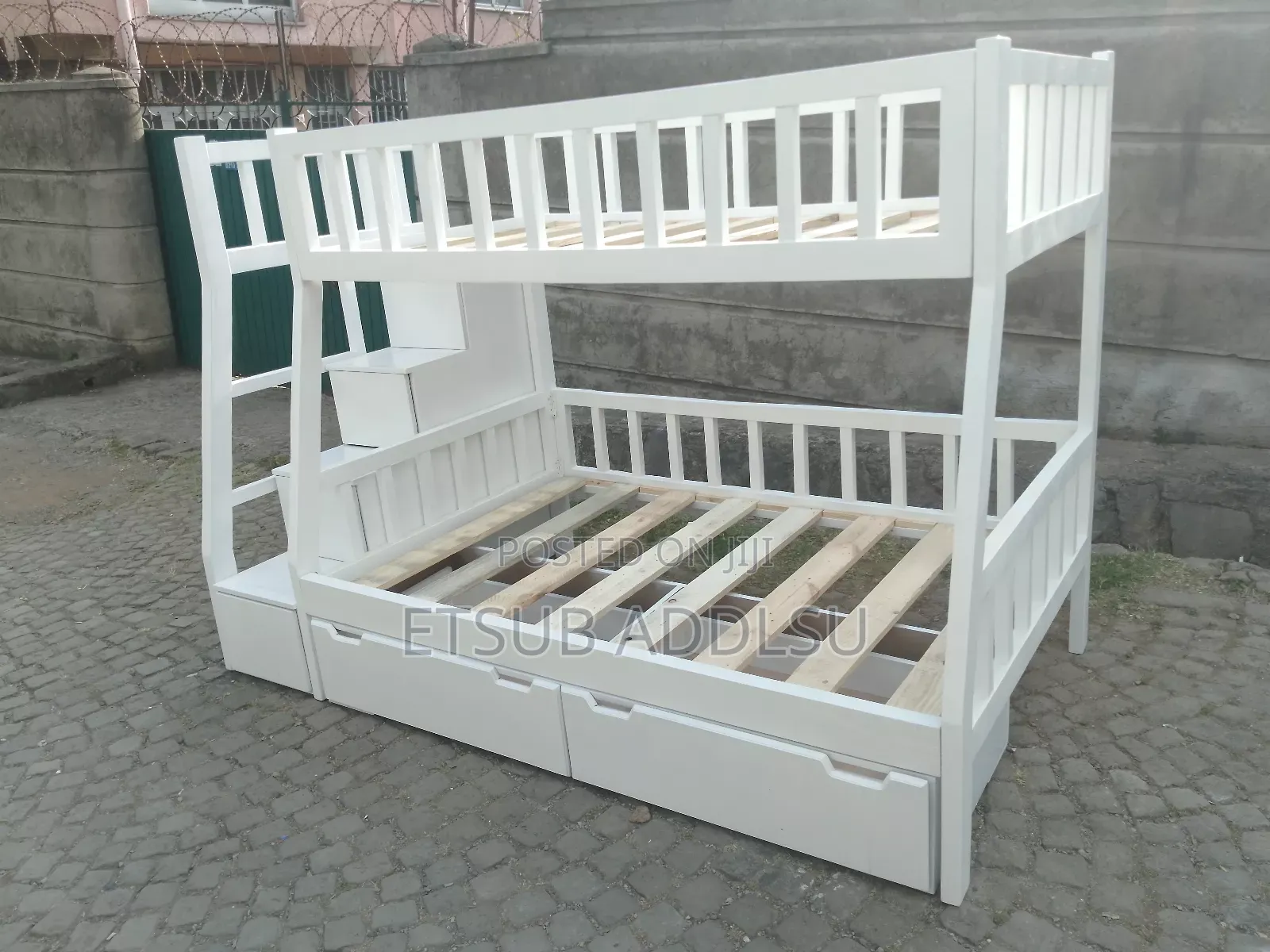 ተደራራቢ አልጋ በ ዋንዛ የተሰራ