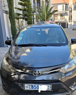 Photo - Toyota Yaris 2015 Gray