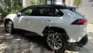 Toyota RAV4 2021 White