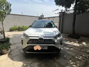 Toyota RAV4 2021 White
