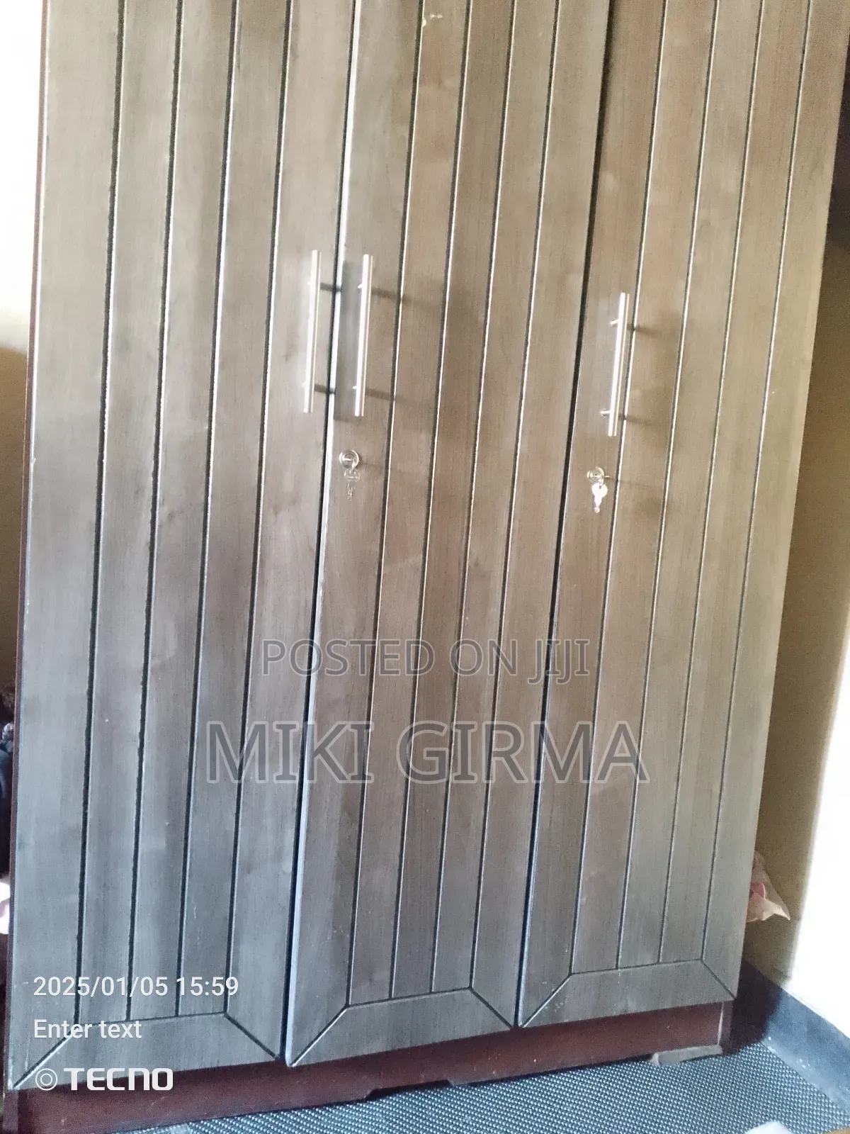 የሚሸጥ የልብስ ቁም ሳጥን