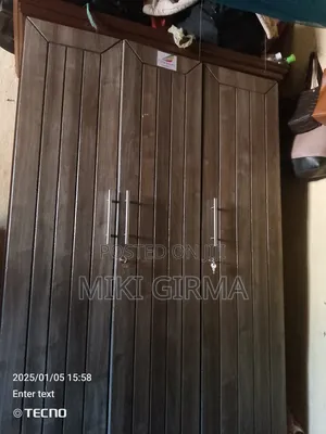 የሚሸጥ የልብስ ቁም ሳጥን