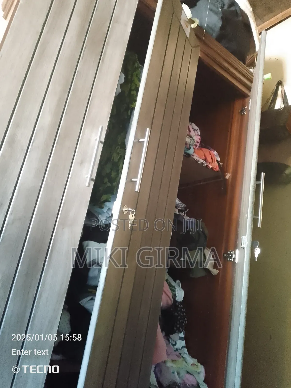 የሚሸጥ የልብስ ቁም ሳጥን