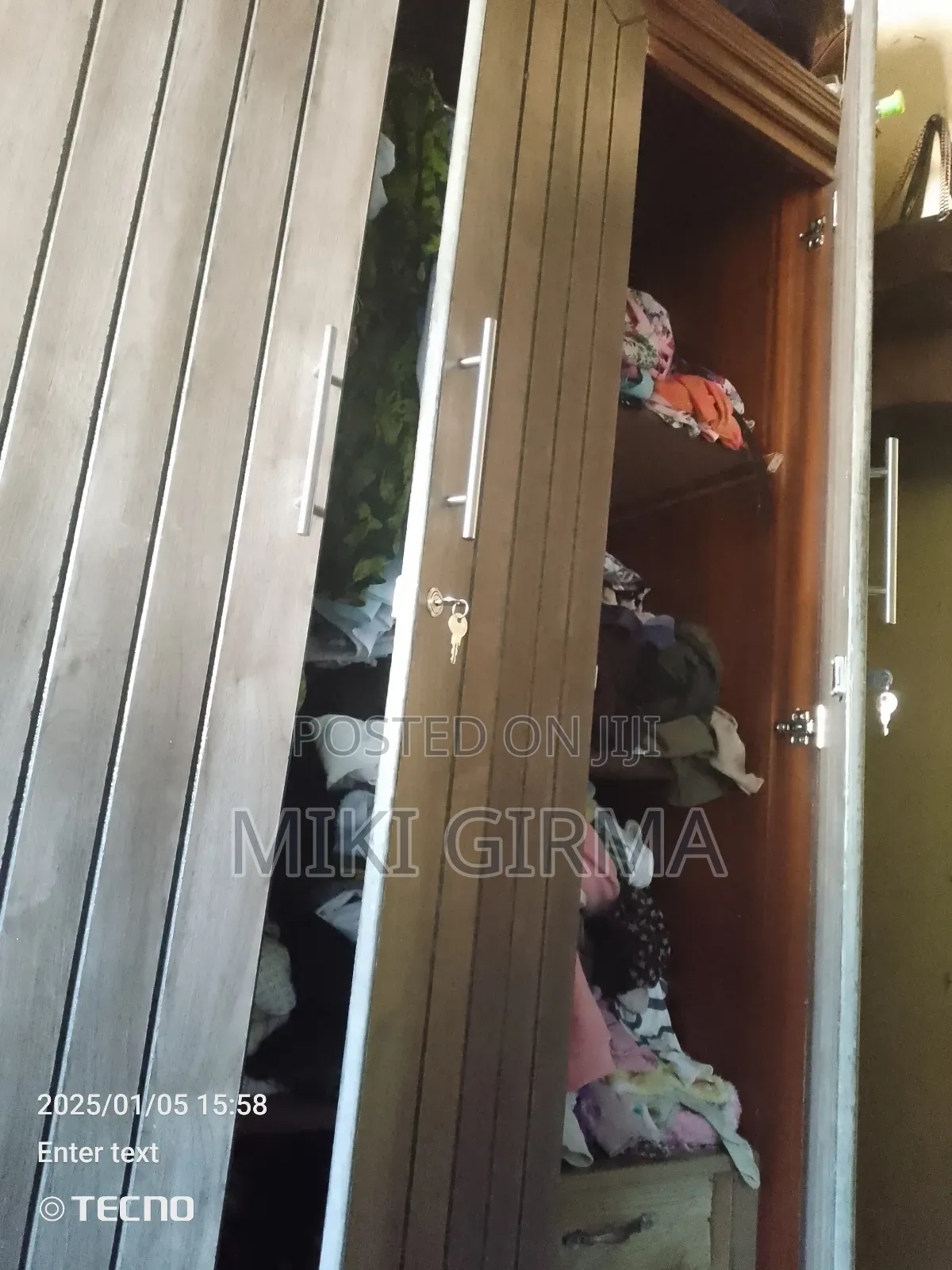 የሚሸጥ የልብስ ቁም ሳጥን