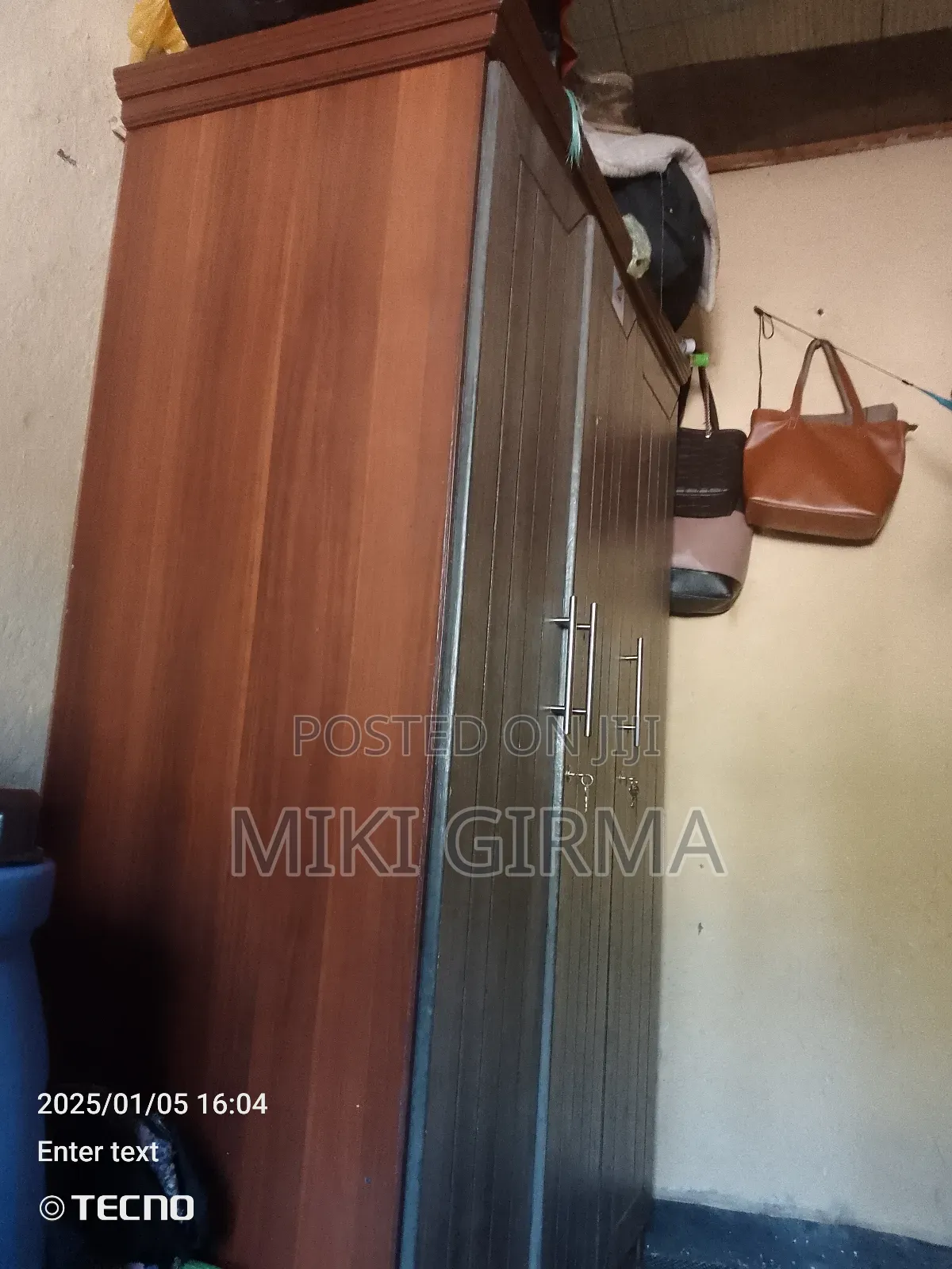 የሚሸጥ የልብስ ቁም ሳጥን