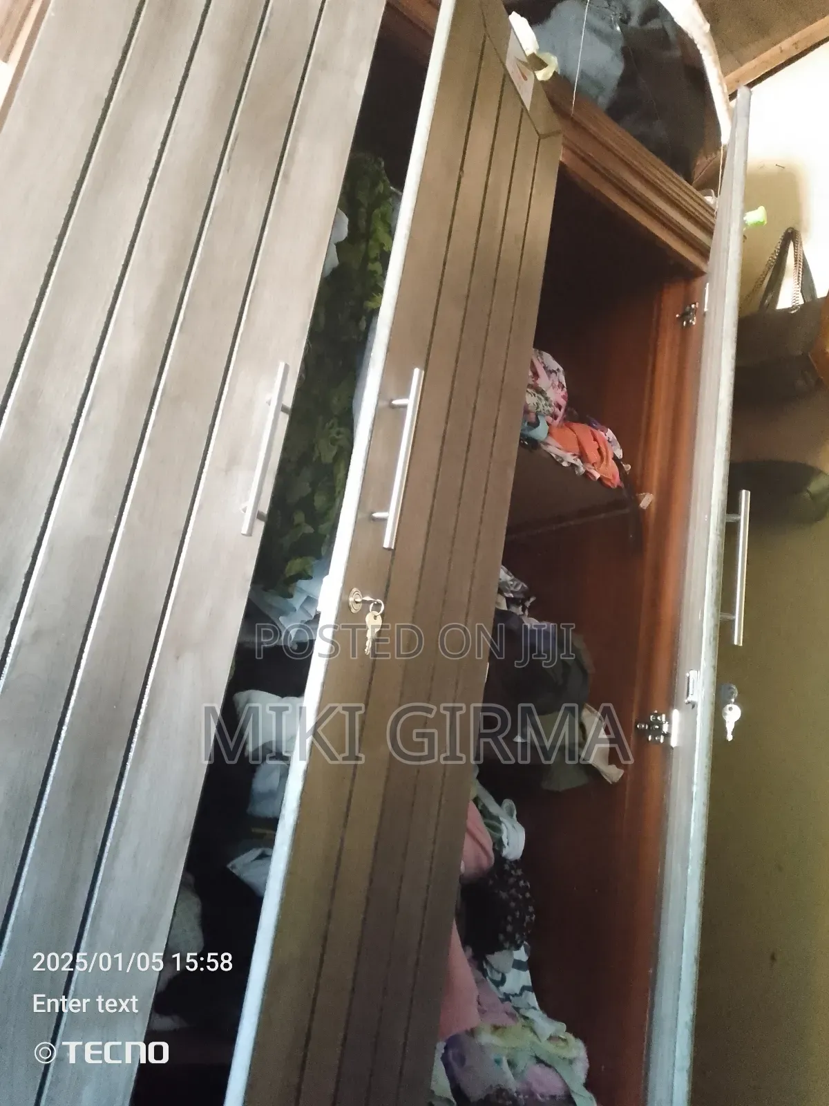 የሚሸጥ የልብስ ቁም ሳጥን