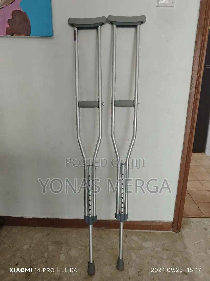 1pair of Push Button Adjustable Crutches辱under Arm Clutches