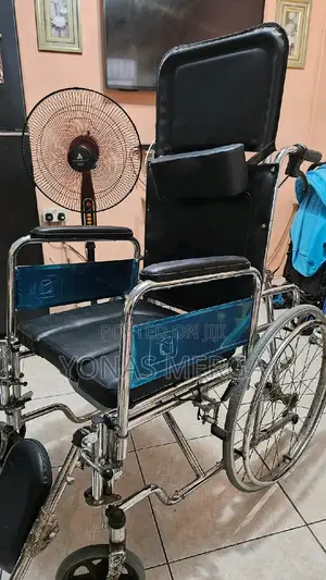 Sleeping Wheelchair With Commode干flip-Up Armrest
4detachable