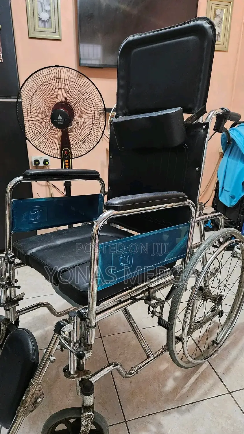 Sleeping Wheelchair With Commode干flip-Up Armrest
4detachable