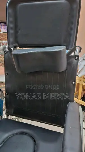 Sleeping Wheelchair With Commode干flip-Up Armrest
4detachable