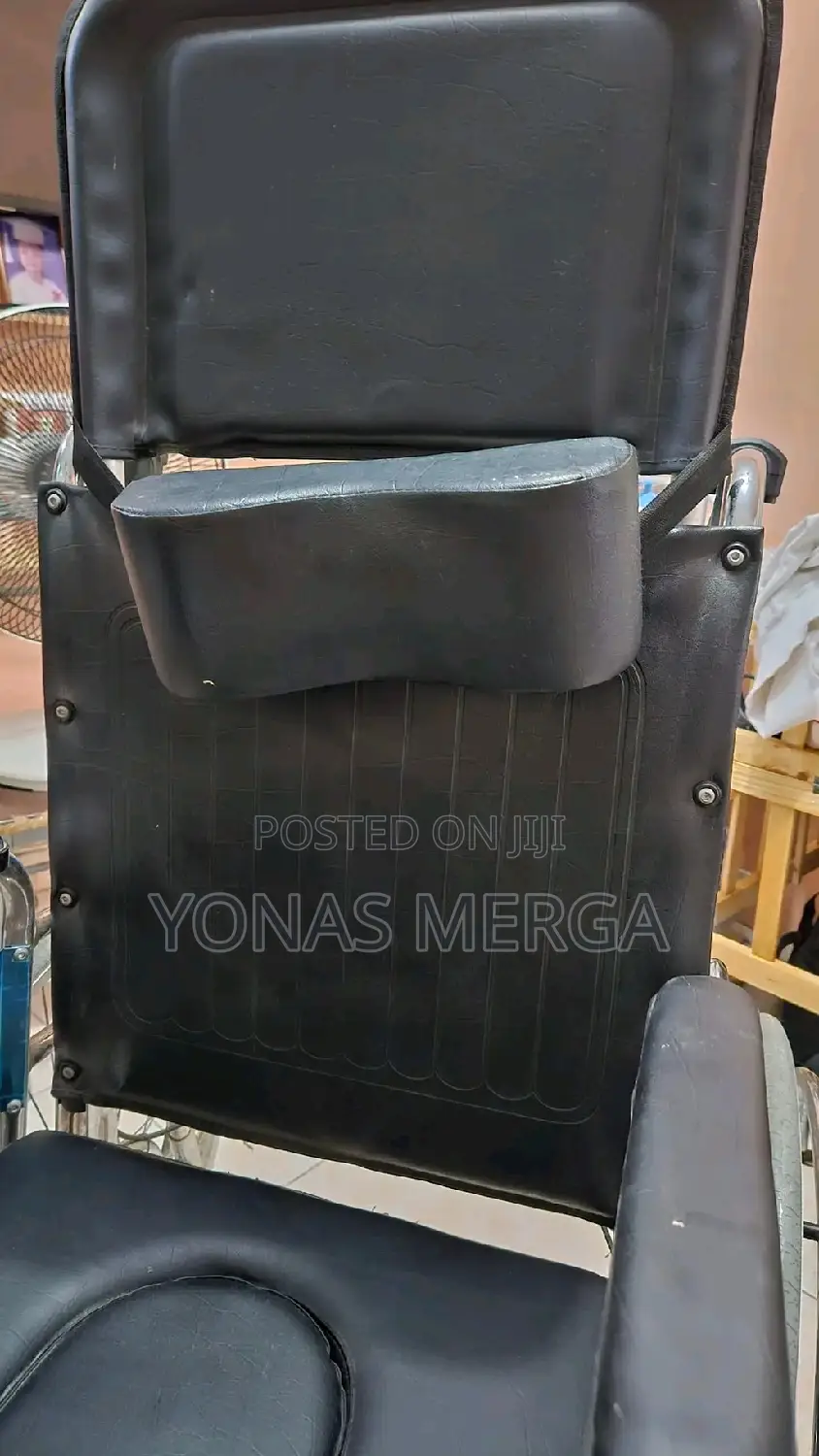 Sleeping Wheelchair With Commode干flip-Up Armrest
4detachable