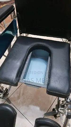 Sleeping Wheelchair With Commode干flip-Up Armrest
4detachable