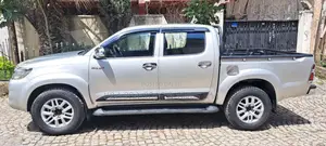 Photo - Toyota Hilux 2014 Gold