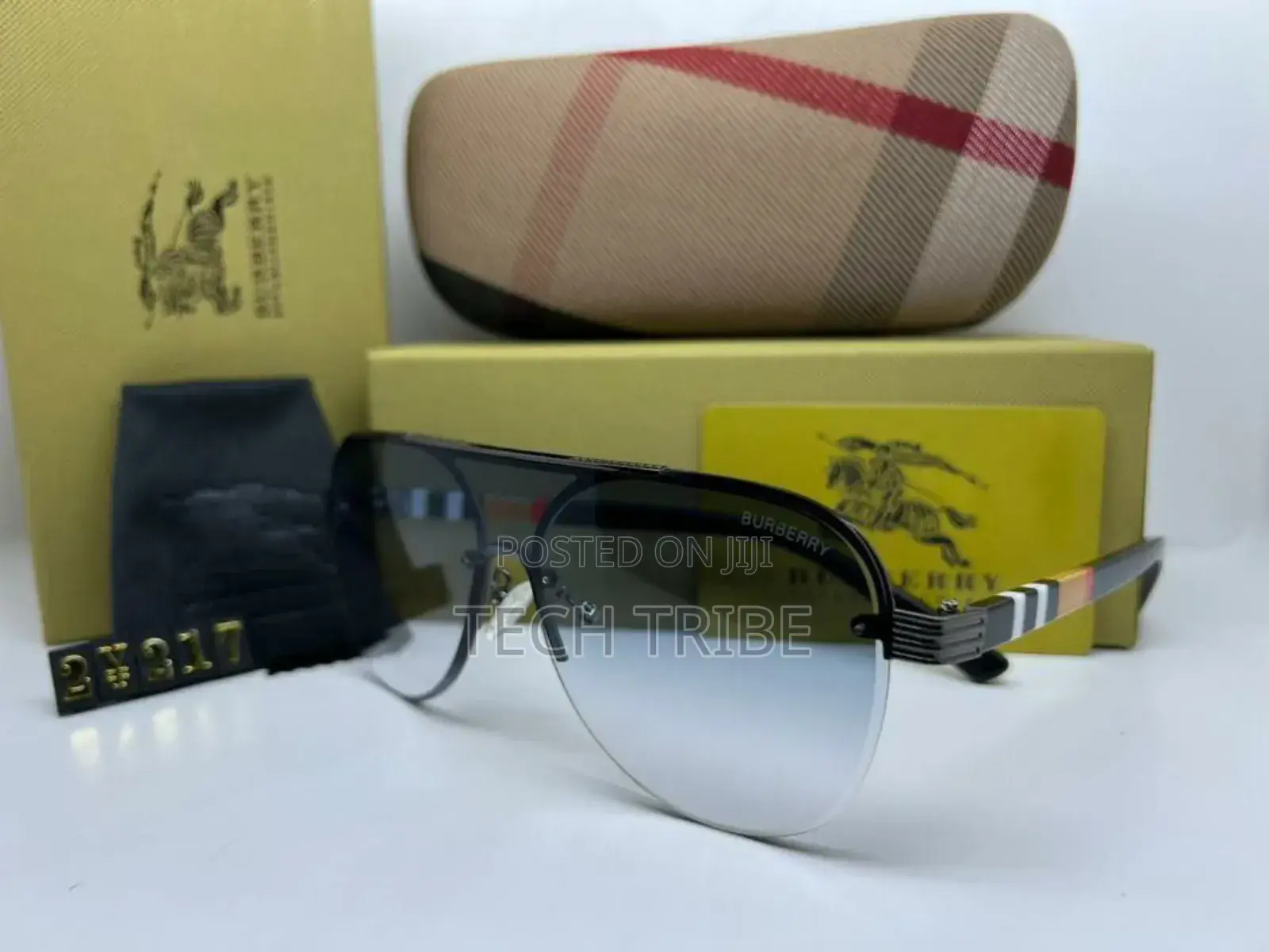 SUNGLASSES የተለያዩ መነፅሮችን በአንድ ቦታ ከራሱ ቦርሳ ና የመነፅር መጥረጊያ Wipes