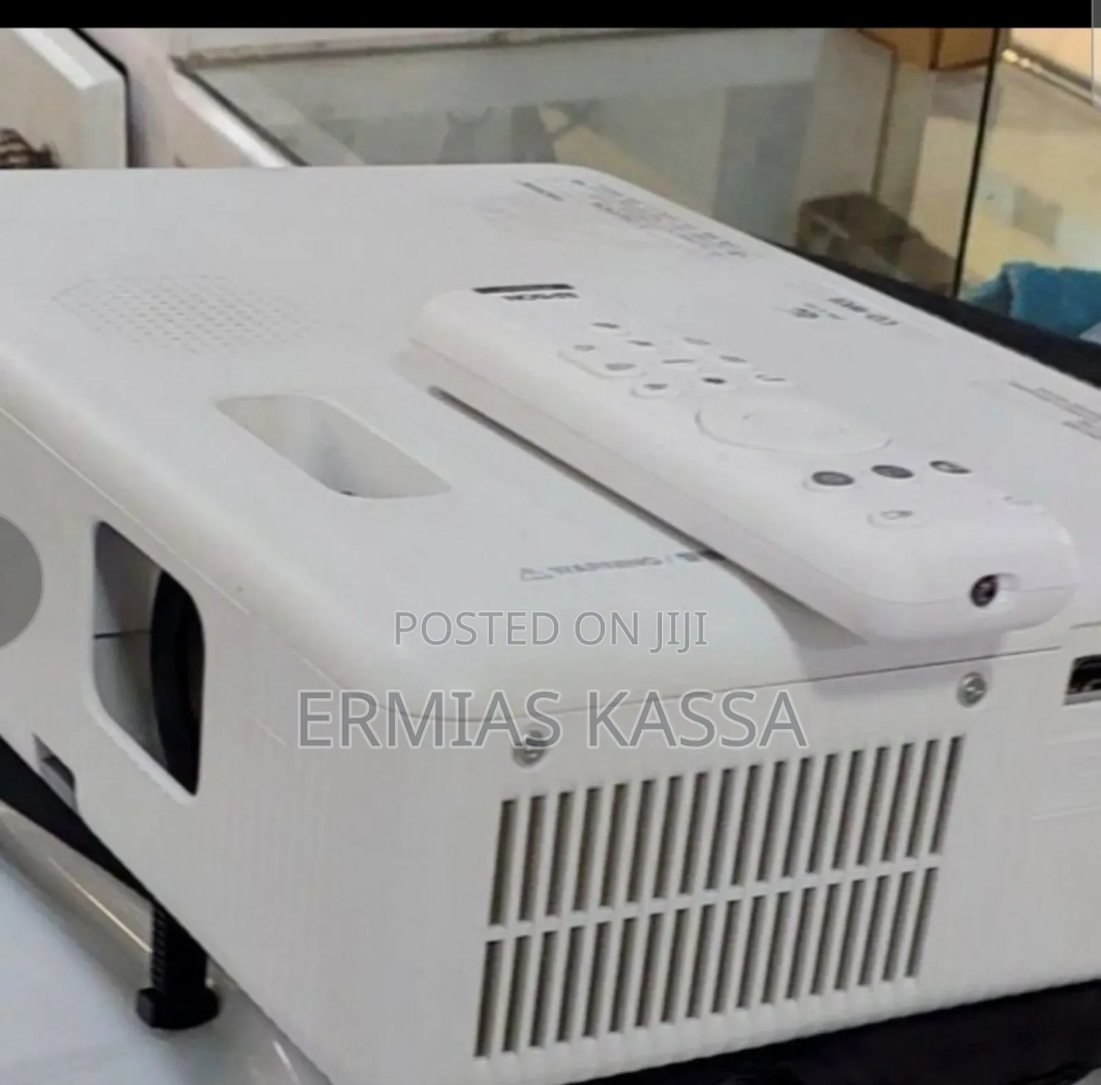 Brand New Epson Projector CO-W01 With Bag and Remote