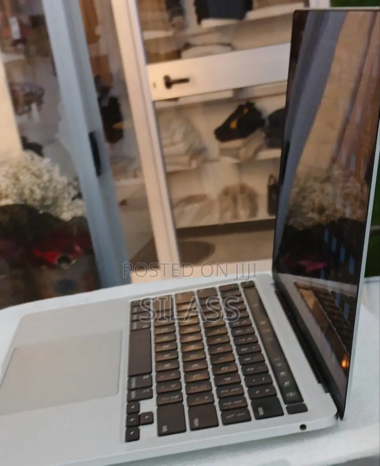 New Laptop Apple MacBook Pro 2020 8GB Intel Core I5 SSD 256GB