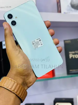 Photo - New Samsung Galaxy M05 64 GB Green