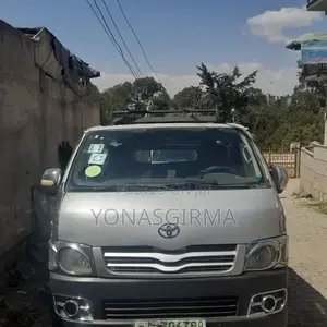Photo - Toyota HiAce 2005 Silver