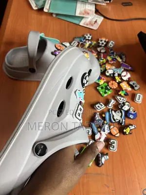 Photo - Cool Shoe Charms ክሮክሳቹን ማሳመር