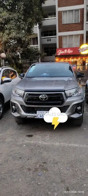 Photo - Toyota Hilux 2020 Gray