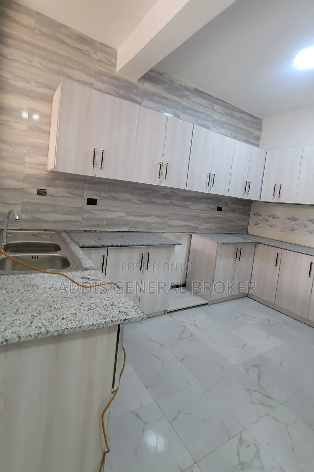 5bdrm House in ለቡ, Nifas Silk-Lafto for sale