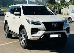 Photo - Toyota Fortuner 2022 White