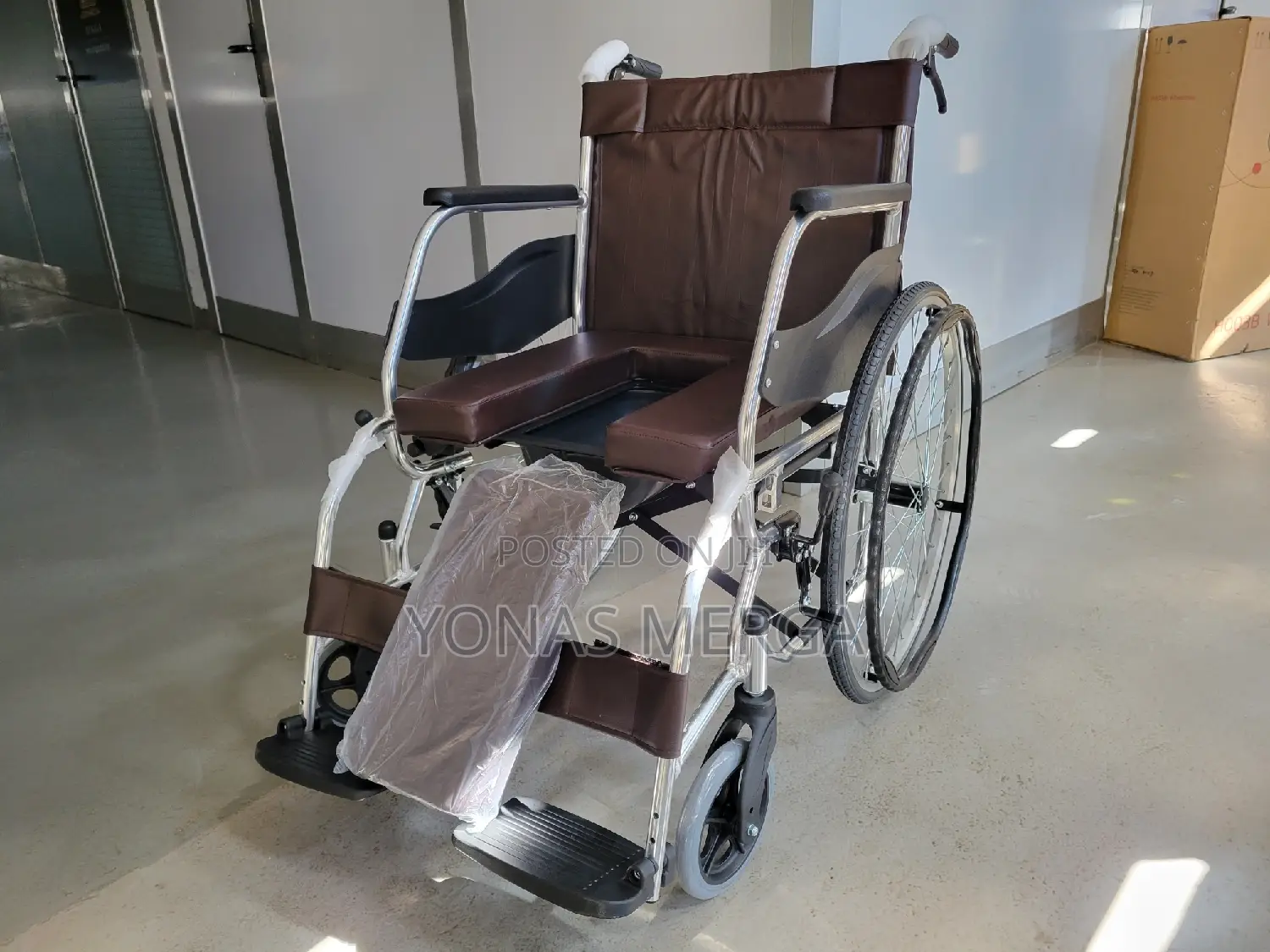 Comfortable U-Cut Seat With Commode:Wheelchair塚remove Clean
