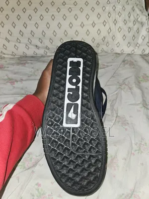 Globe Sneakers. Size 40. Unisex