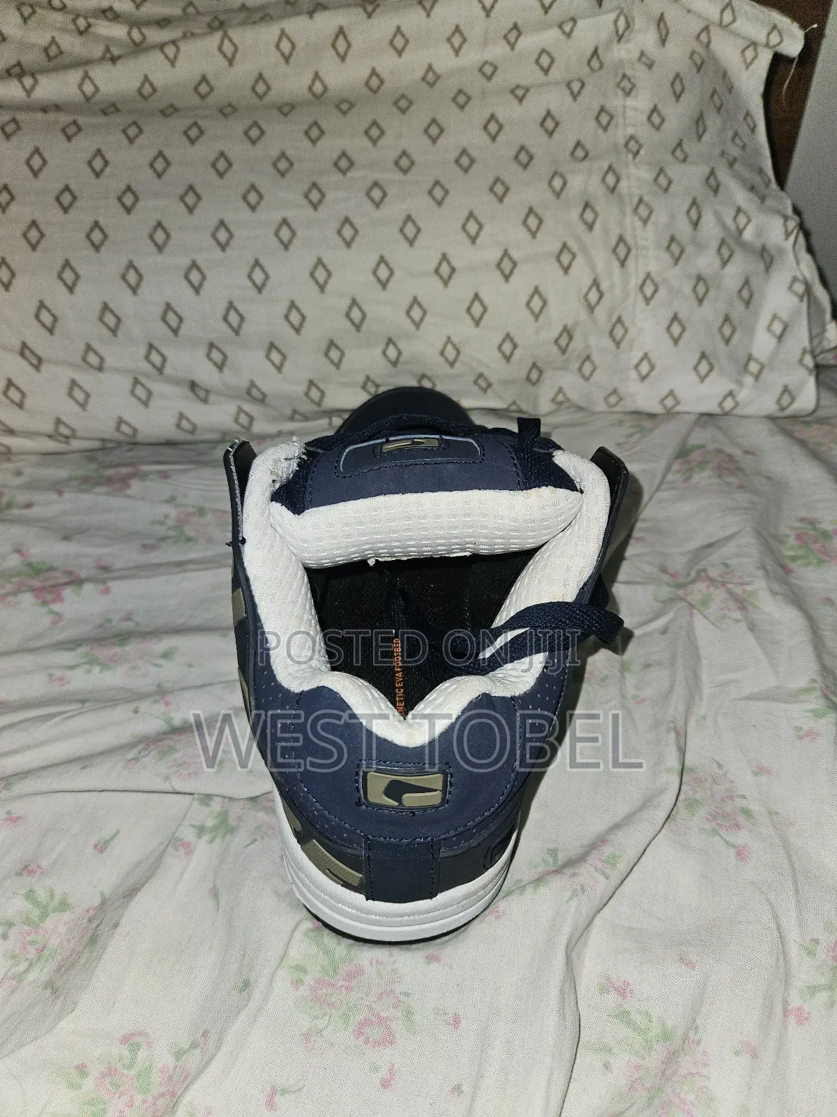 Globe Sneakers. Size 40. Unisex