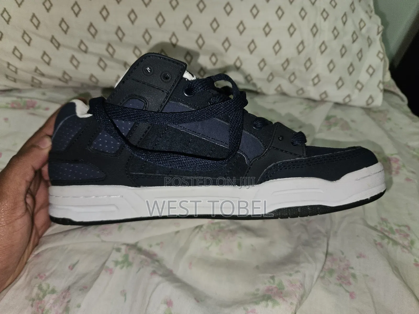 Globe Sneakers. Size 40. Unisex