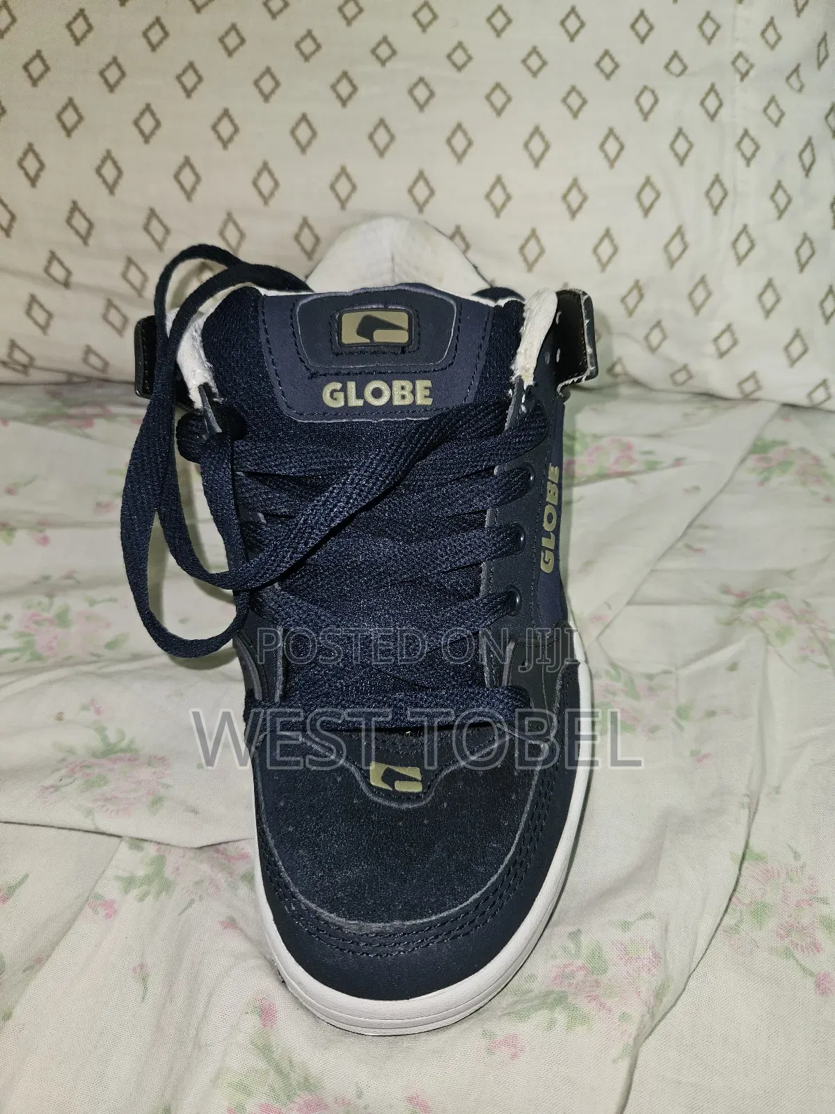 Globe Sneakers. Size 40. Unisex