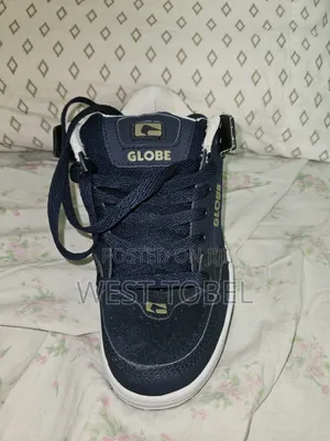 Globe Sneakers. Size 40. Unisex