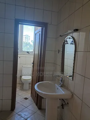 አስቸኳይ የሚከራይ ቢሮ 1ኛ እና 2ኛ ፎቅ 500ካሜ