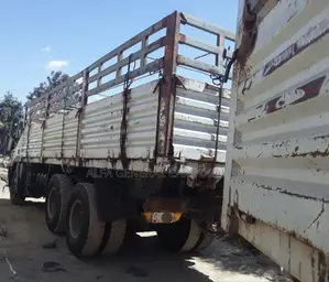 Iveco ኦባማ ከነተሳቢው
•2011 50ሺ ታርጋ