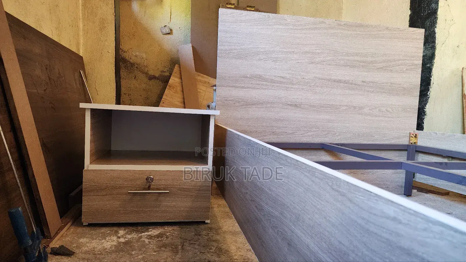 አልጋ ከአንድ ኮመዲኖ ጋር Laminated MDF
