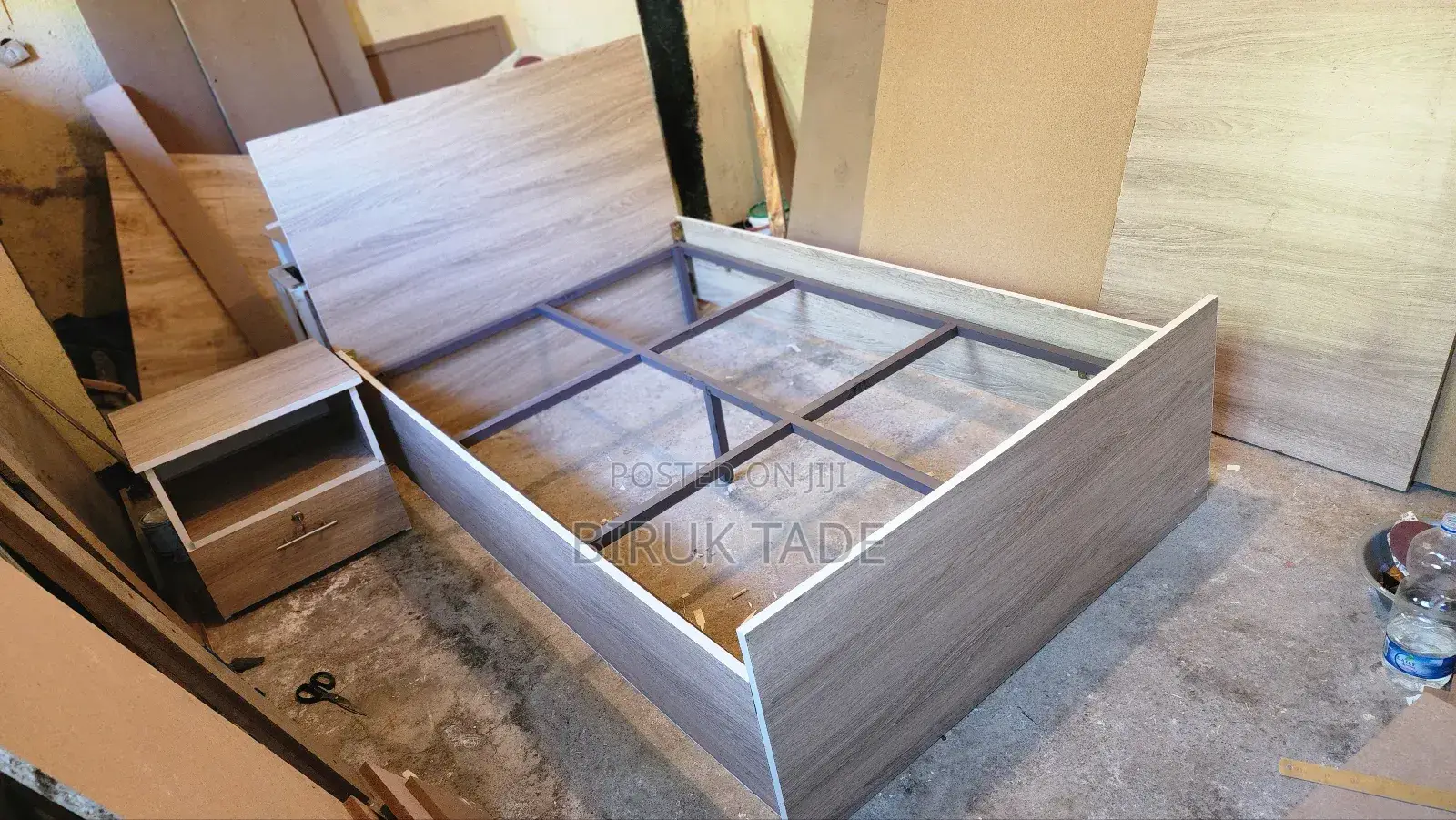 አልጋ ከአንድ ኮመዲኖ ጋር Laminated MDF