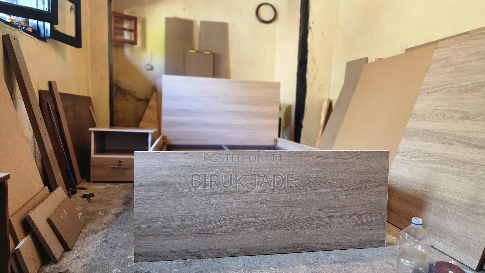 አልጋ ከአንድ ኮመዲኖ ጋር Laminated MDF