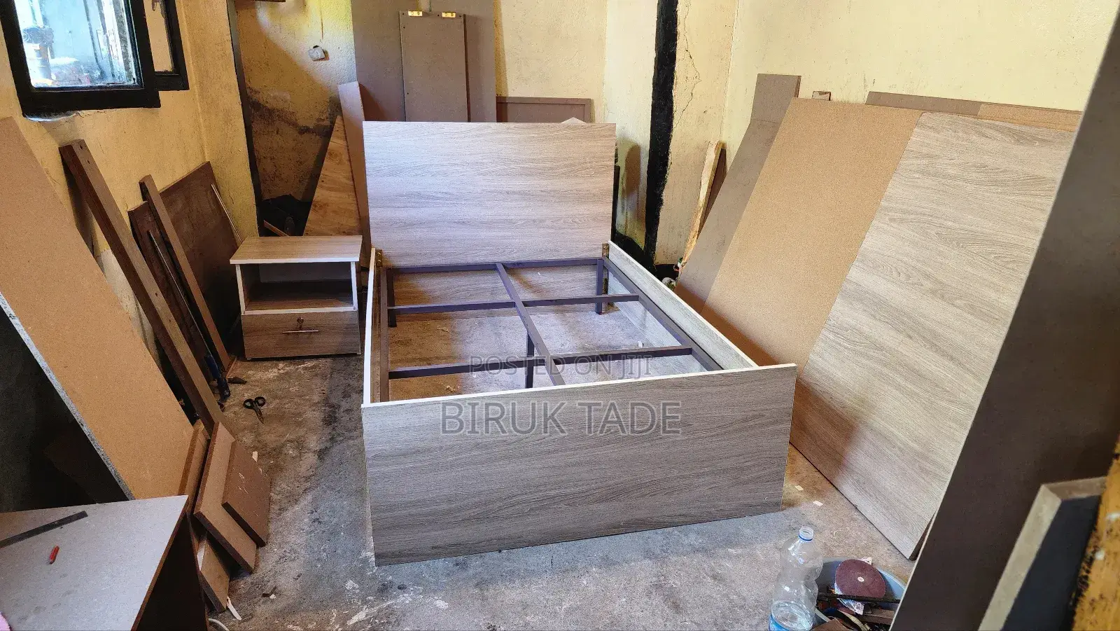 አልጋ ከአንድ ኮመዲኖ ጋር Laminated MDF