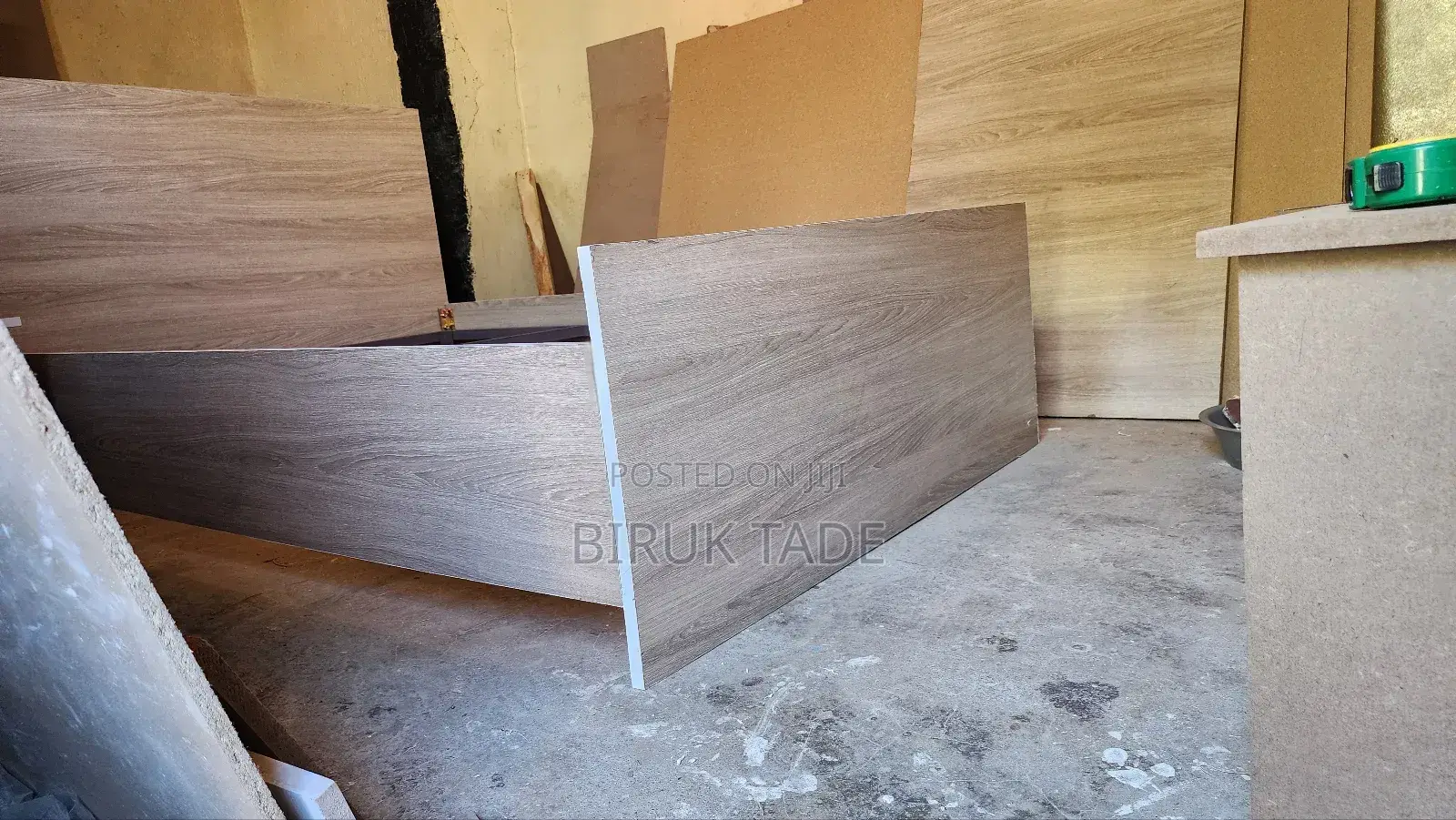 አልጋ ከአንድ ኮመዲኖ ጋር Laminated MDF