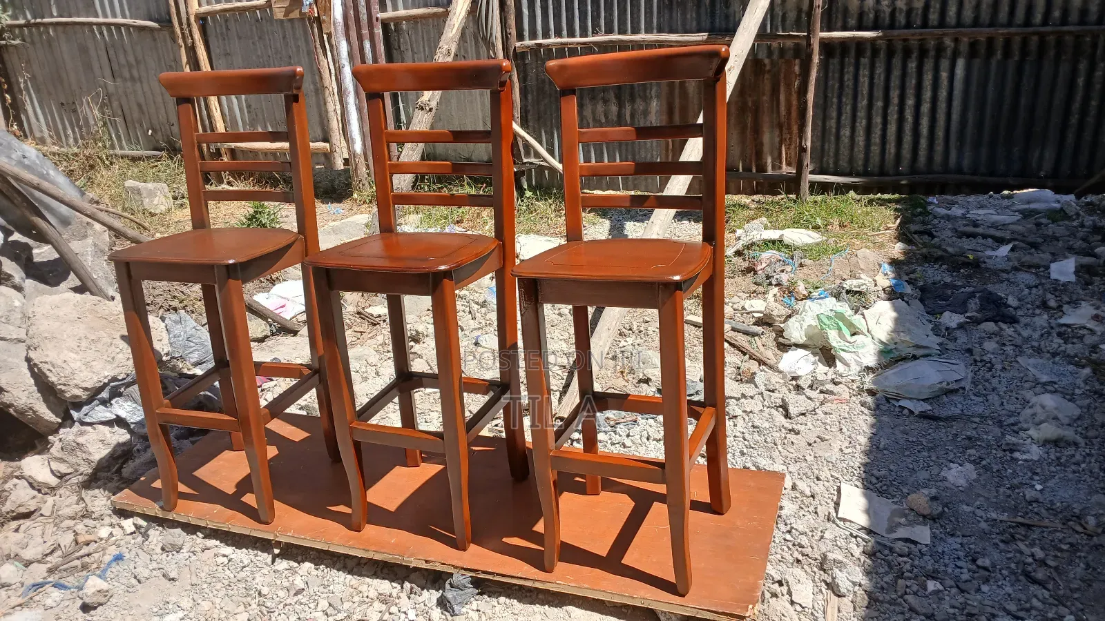 Stools(ባለጌ ወንበሮች)