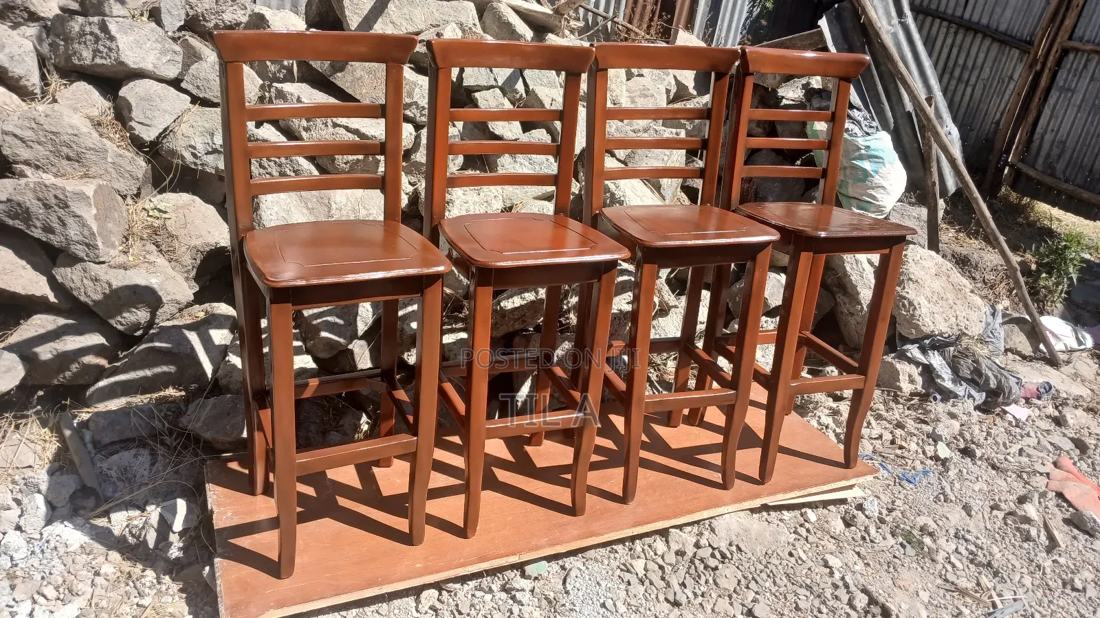 Stools(ባለጌ ወንበሮች)